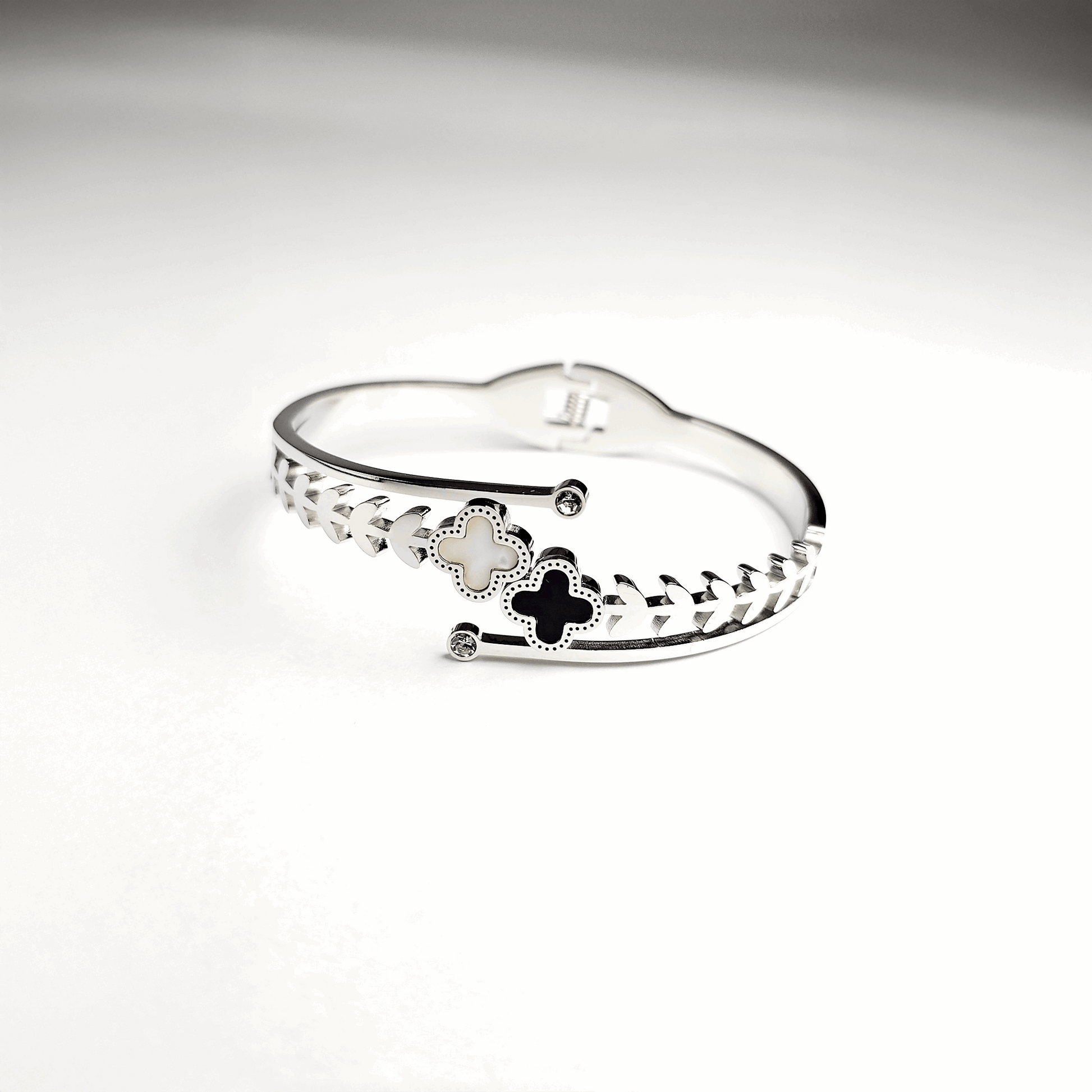 The Timeless Sparkle Jewellery Set - Aagrah Jewels™
