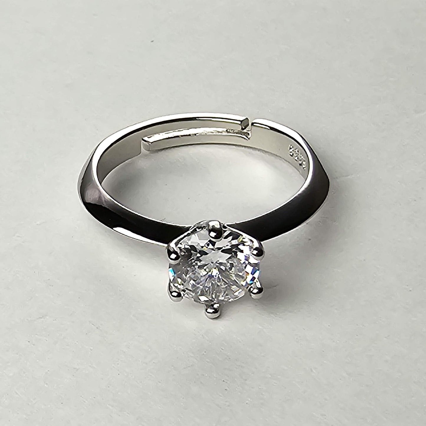 Lyra Classic Solitaire Ring