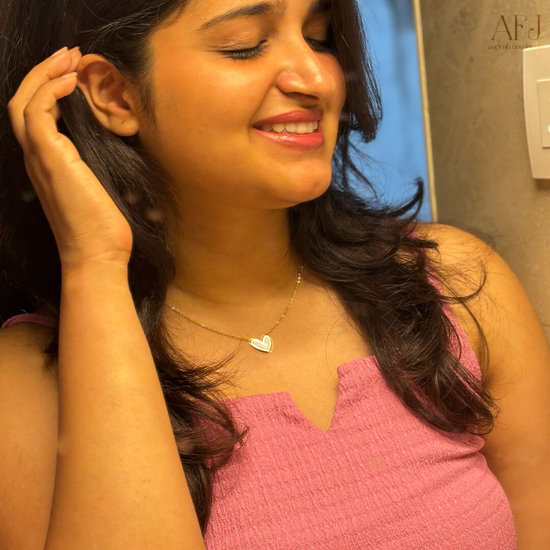 Amora Outline Heart Pendant Necklace