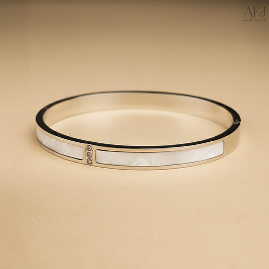 The Mother of Pearl Elegance Bracelet